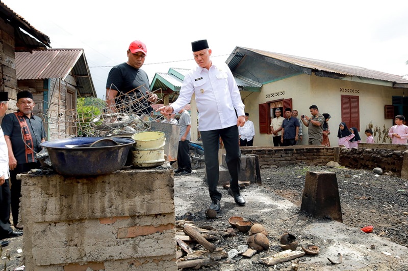 Bupati Pasaman Sabar AS kunjungi korban kebakaran di Jorong Muaro Penyangerahan, Nagari Padang Metinggi, Kecamatan Rao, Jumat (1/12).